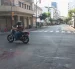 La calzada quedó manchada de sangre por el sicariato del hombre que se movilizaba en motocicleta por el centro de Guayaquil.