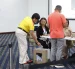 Ciudadanos colombianos acuden a las mesas de votación instaladas en Quito.