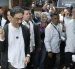 Iván Cepeda llegó acompañado a sufragar por decenas de personas que apoyan su candidatura.