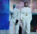 Durante el evento, los androides imitaron con precisión los patrones de caminata humana, adaptando sus movimientos para mantener el equilibrio y la sincronización con los modelos profesionales