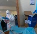 Personal lleva equipo de protección personal en un edificio diseñado para el tratamiento de pacientes con el virus del Ébola en República Democrática del Congo, 31 de mayo de 2026.