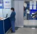 Contribuyentes realizan trámites en una oficina del Servicio de Rentas Internas en Ecuador.