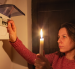 Referencial.Un ciudadano revisa el tablero eléctrico con ayuda de una vela, tras un apagón en Guayaquil.