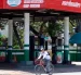 Una persona pasando en bicicleta frente a una estación de gasolina cerrada en La Habana (Cuba).