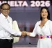 a candidata derechista Keiko Fujimori (d) y el candidato izquierdista Roberto Sánchez posan durante un debate presidencial este domingo, en Lima (Perú).