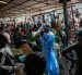 Irenge Biringanine Prince, líder de la comunidad U Report Goma, continúan las actividades de concientización en el mercado de Alanine usando megáfonos en Goma, RD del Congo.