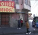 Unas personas pasan al pie de un negocio cerrado por el paro que hay en Bolivia.