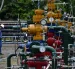 Un trabajador cerca de una torre de perforación de petróleo, de Petroecuador.