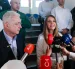 La candidata presidencial Paloma Valencia (c), acompañada del exmandatario Álvaro Uribe (i), habla a la prensa este domingo en Rionegro (Colombia).