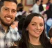 Mathias, de 3 años, junto a sus padres en una reunión con ambiente festivo.