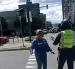 Una mujer increpó e intentó agredir a un agente de la AMT durante un operativo de control vial en el norte de Quito.