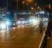 En la avenida 25 de julio, los peatones deben sortear el tránsito vehicular en avenidas principales ante la falta de cruces seguros.