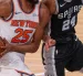 El dorsal '25' de los Knicks bajo la presión defensiva del '24' de los Spurs en plena acción.