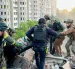 El número de muertos asciende a al menos 13, incluido un niño, tras actualizar este martes las autoridades ucranianas la cifra de fallecidos en Dnipró.