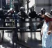Una mujer aimara camina frente a un grupo de policías durante una protesta por quinta semana consecutiva este 1 de junio de 2026, en La Paz (Bolivia).