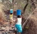 Personas caminando por el Corredor Seco, una región marcada por la sequía, la inseguridad alimentaria y la vulnerabilidad climática.
