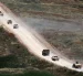 Un convoy de vehículos militares israelíes maniobra dentro del sur del Líbano, visto desde el lado israelí de la frontera en la Alta Galilea.