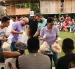 La ministra de Desarrollo Humano entrega bolsas con víveres a personas de escasos recursos.