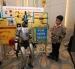 Aarón Aguirre maneja a un humanoide en la Expo Industria 2026.