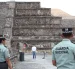 Integrantes de la Guardia Nacional vigilan la zona arqueológica de Teotihuacán.