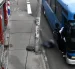 Pasajero cae de un bus en movimiento en el sur de Quito. El momento quedó grabado en cámaras de seguridad.