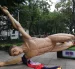 La estatua de un futbolista derribada por integrantes de la Coordinadora Nacional de Trabajadores de la Educación (CNTE) durante una manifestación en Ciudad de México (México).