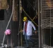 Un miembro del equipo forense inspecciona el hotel de Nueva Delhi en el que se produjo un incendio el 3 de junio de 2026.
