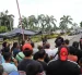 Familiares de los desaparecidos en las afueras de la morgue de Guayaquil.