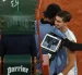 El tenista italiano Matteo Arnaldi abraza a su compatriota Matteo Berrettini durante el partido de cuartos de Roland Garros.