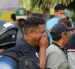 Familiares de los jóvenes desaparecidos en Babahoyo esperan por novedades en los exteriores del Laboratorio de Criminalística de Guayaquil, la tarde de este miércoles 3 de junio.