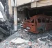 Entre los escombros del centro comercial Multicomercio hay carrocerías de vehículos.
