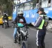 Motociclistas circulan sin respetar normas mientras conductores formales enfrentan sanciones y procesos legales.
