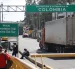 Un camión ingresando a Colombia por la frontera con Ecuador.
