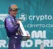 El italiano Andrea Kimi Antonelli de Mercedes celebra su victoria en el Gran Premio de Fórmula Uno de Miami.