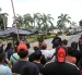 Referencial.Ciudadanos y agentes atentos a las disposiciones oficiales.