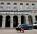 Una mujer camina frente a un hotel este 3 de junio de 2026, en La Habana (Cuba).