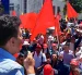 Vocero de Unidad Popular se dirige a simpatizantes durante una concentración