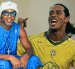 Ronaldinho posa con camiseta azul y gorra blanca para promocionar su álbum Camisa 10.