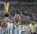 Lionel Messi levanta el título de campeón mundial en Qatar 2022.