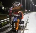 Inmigrantes cargando sus pertenencias caminan por una calle de Stanford, a unos 120 kilómetros de Ciudad del Cabo.