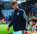 Lennart Karl conduce el balón durante un partido con la selección de Alemania, antes de la lesión que preocupa al equipo de cara al Mundial 2026.