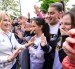Nadia Comaneci fue recibida por decenas de gimnastas de la localidad donde nació.