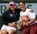Mirra Andreeva (i) y su entrenadora Conchita Martinez tras recibir el trofeo.