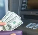 La víctima sufrió el asalto de sacapintas al salir de la entidad bancaria.