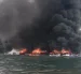 El espeso humo se esparció por todo el mar de Manta.