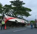 El bus inicialemte quedó completamente volcado.