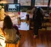 Referencial. En la imagen de archivo, una mujer realiza teletrabajo en su casa mientras su hija juega a su lado.