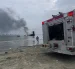 Bomberos trabajan para controlar los focos reactivados del incendio en el puerto de Manta, una de las emergencias más graves para el sector pesquero.