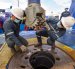 Trabajadores hacen labores en un pozo de petróleo en Ecuador.