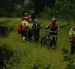 Bomberos rescataron a tres ciclistas extraviados en la ruta Lloa–Mindo con apoyo de drones en zona de difícil acceso.